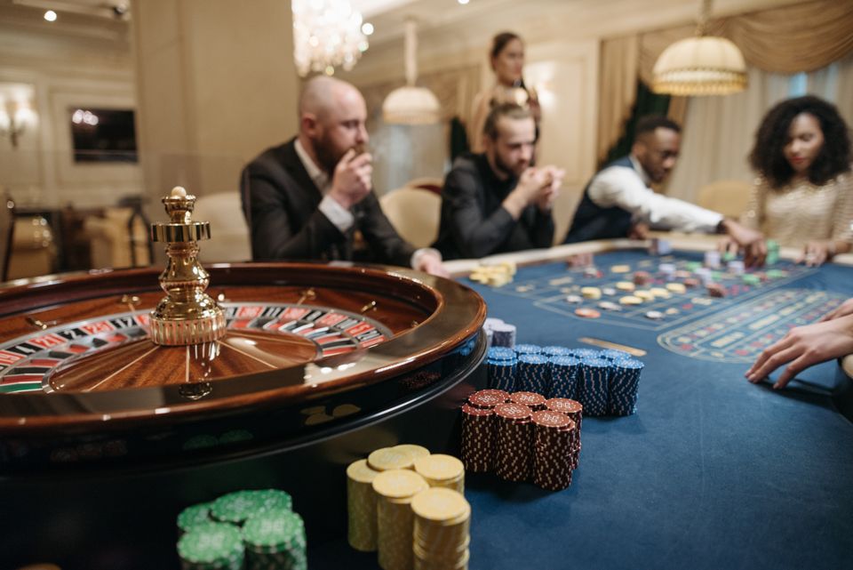 Meja roulette kasino dengan dealer profesional