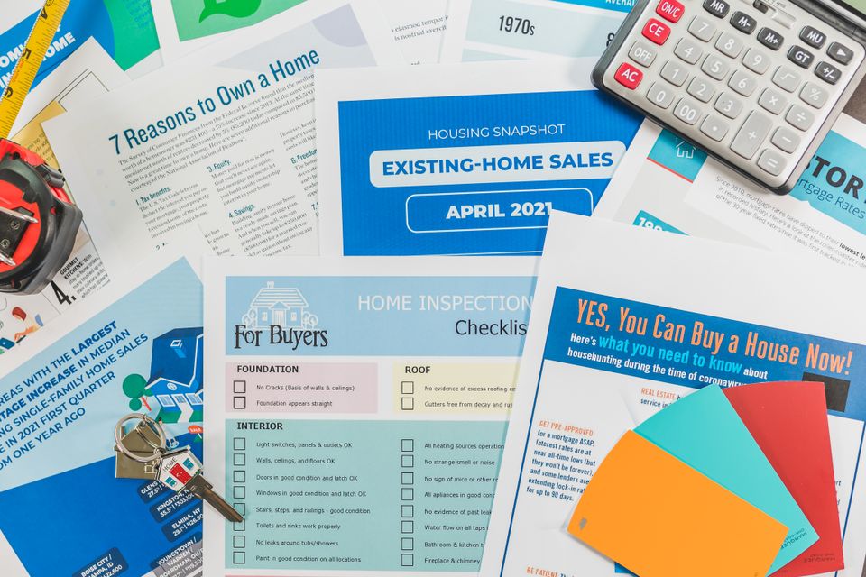 Meja kerja dengan buku catatan dan rencana tertulis