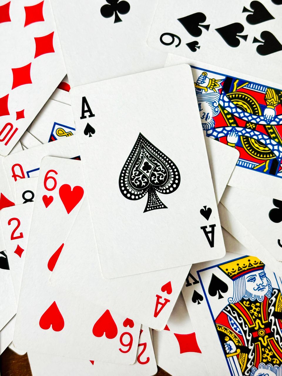 Kartu remi dan keping poker di atas meja hijau