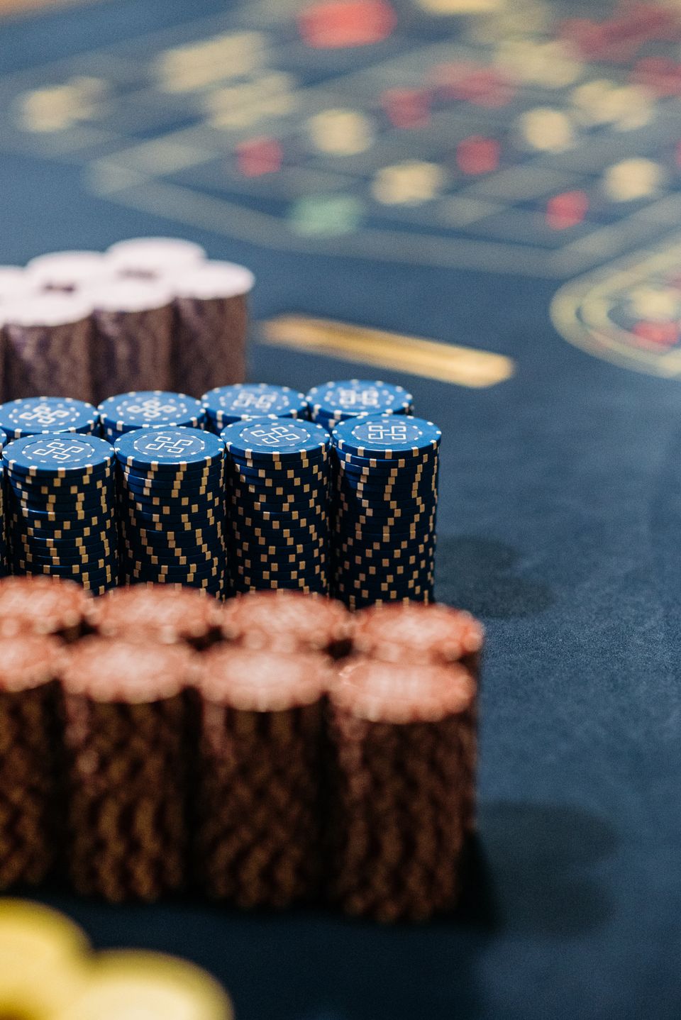 Layar permainan slot dengan gulungan dan simbol keberuntungan