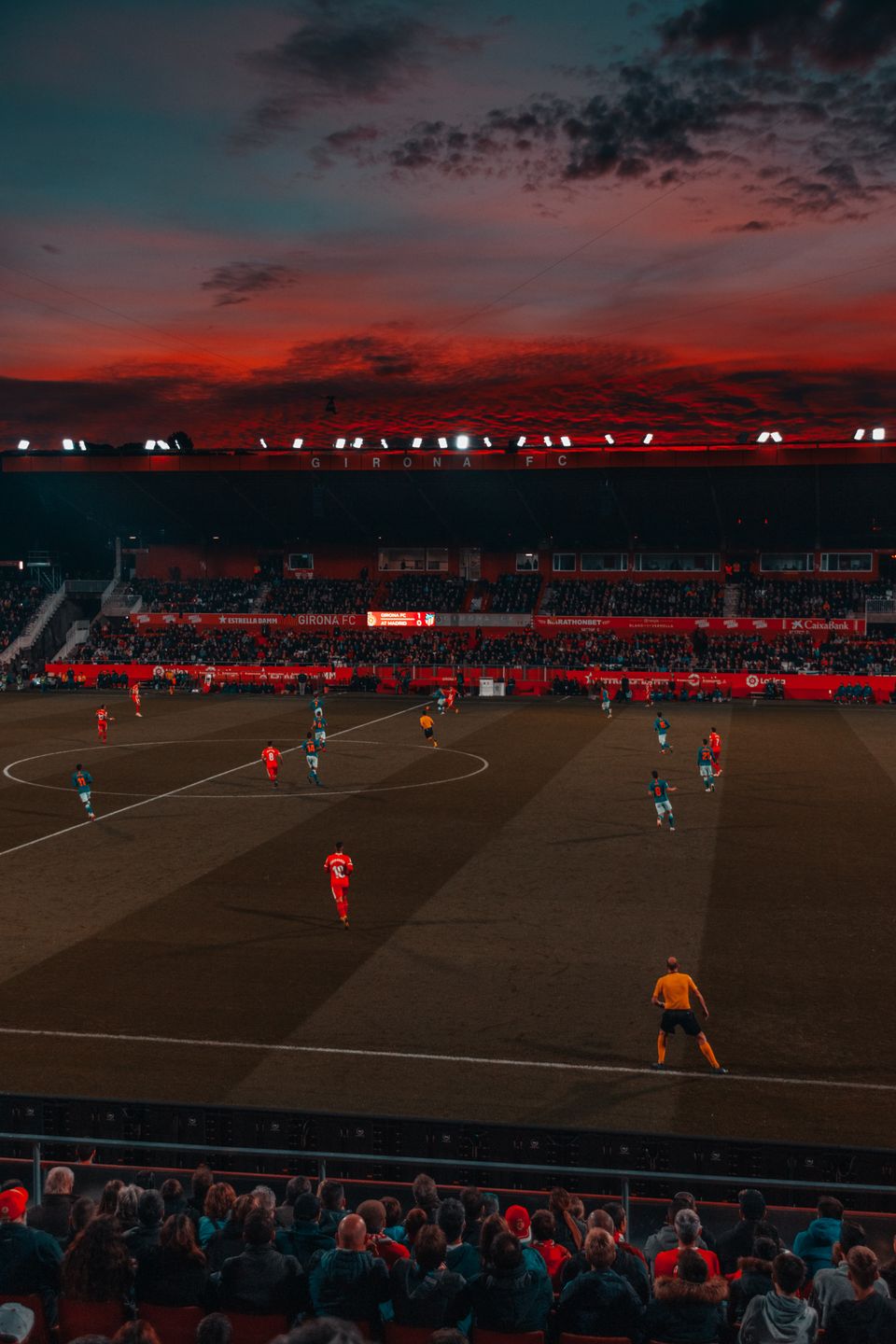 Stadion sepak bola dengan lampu sorot menyala
