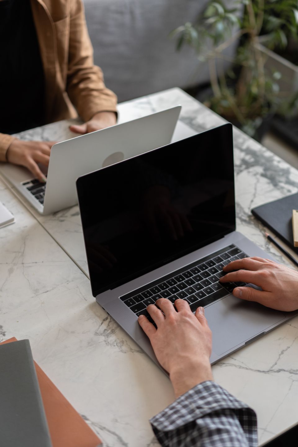 Meja kerja penulis dengan laptop dan buku catatan